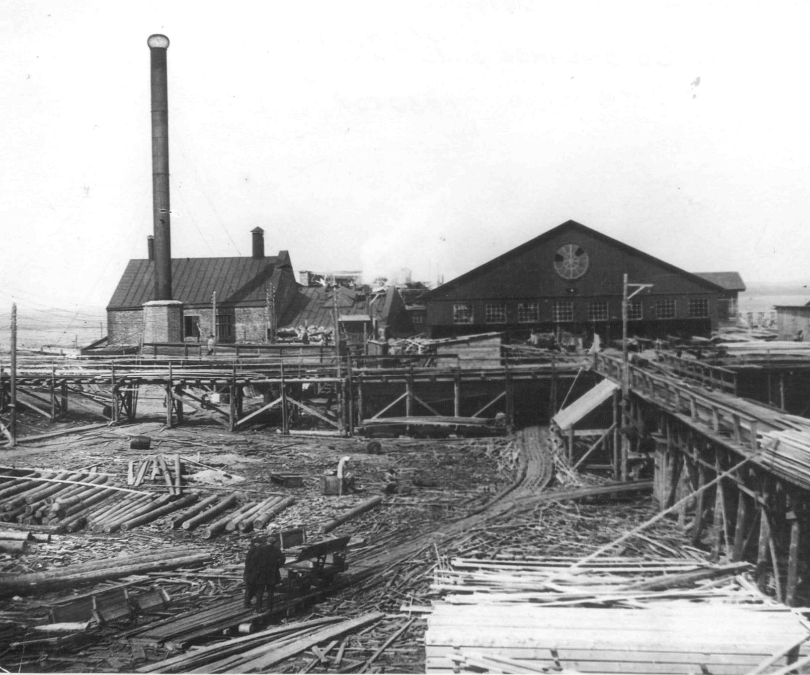 The first sawmill on the bank Logmozero was built in twelve miles from the city of Petrozavodsk in 1874.
